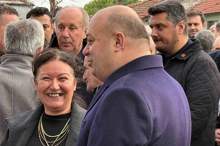 Cenazede dikkat çeken rahatlık: Başkanın kahkahaları tepki çekti