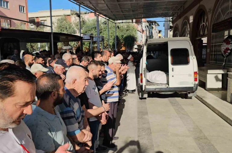 Cenazesi asansörlü araçla evden indirildi