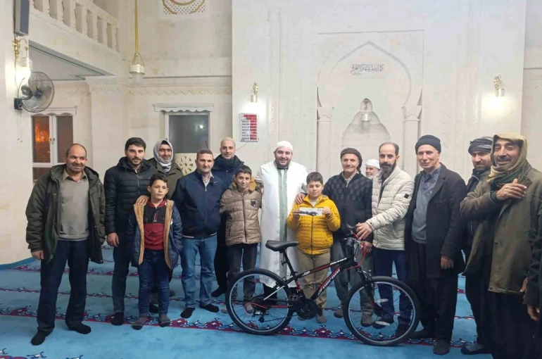 Çermik’te başarılı öğrencilere bisiklet ve akıllı saat hediye edildi