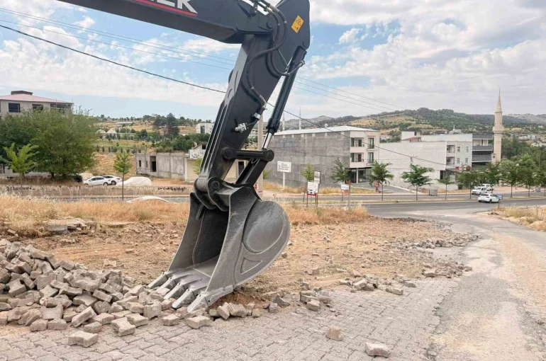 Çermik’te yol yapımı gecikti başkan özür diledi