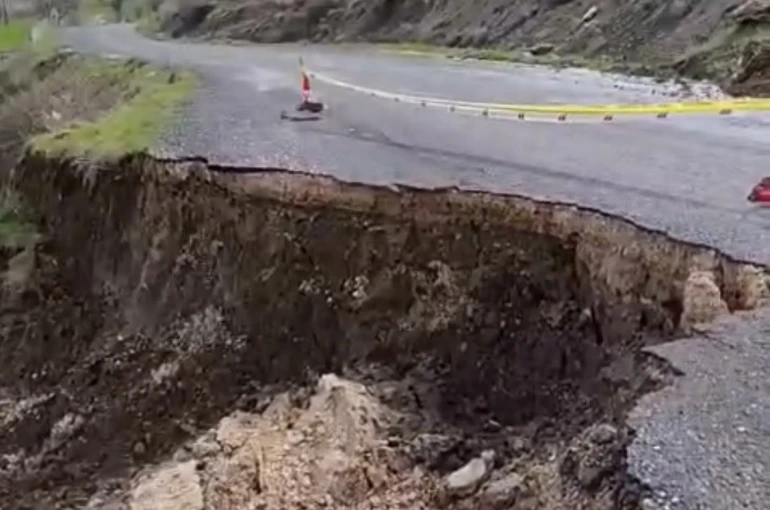 Çermik’te yolda çökme meydana geldi 