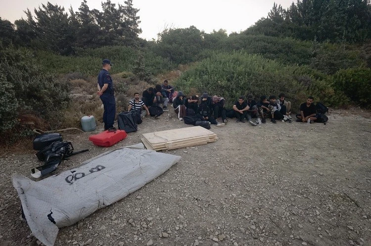 Çeşme’de 16 düzensiz göçmen yakalandı