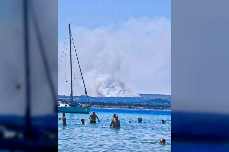 Çeşme’de çöplükte çıkan yangın makilik alana sıçradı 