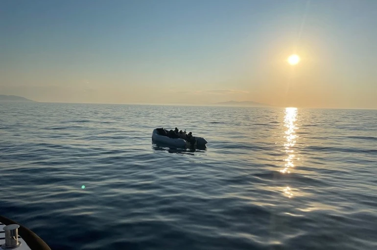 Çeşme’de hareketli lastik bottaki 20 düzensiz göçmen yakalandı