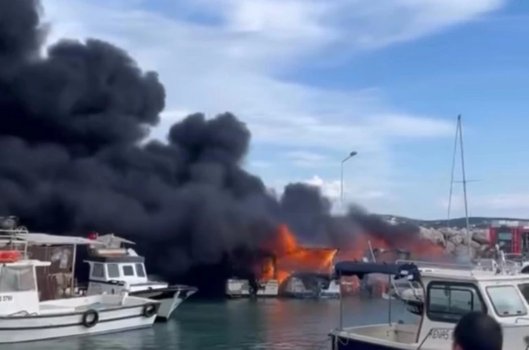 Çeşme’de korku dolu anlar: Tekneler alevlere teslim oldu 