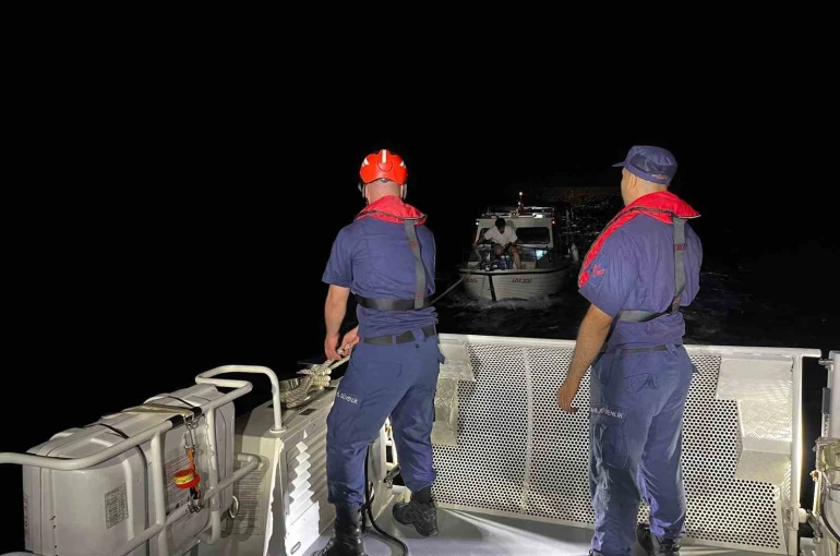 Çeşme’de sürüklenen teknedeki 3 kişi Sahil Güvenlik ekiplerince kurtarıldı 