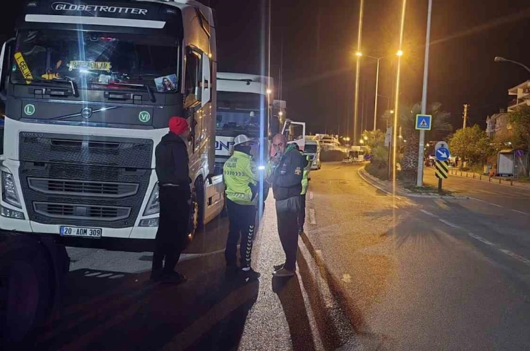 Çeşme’de tır sürücülerine yönelik gece denetimi 
