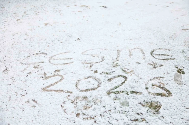 Çeşme’de yılın ilk gününde kar sürprizi 