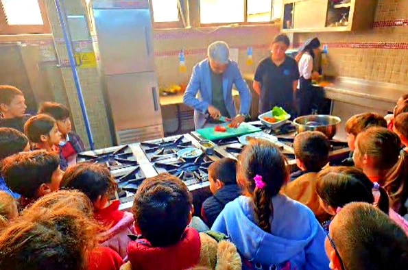 Çeşmeli öğrenciler sağlıklı beslenmeyi yerinde öğrendi 