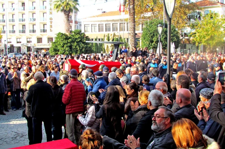 Çeşme’nin eski Belediye Başkanı Tütüncüoğlu, son yolculuğuna uğurlandı 