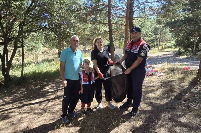 Çevre kirliliğine duyarsız kalmadılar, jandarma ile çevre temizliği yaptılar 