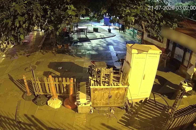 Çevreyi kontrol edip sandalyeye oturdu, park boşalınca motosikleti çaldı