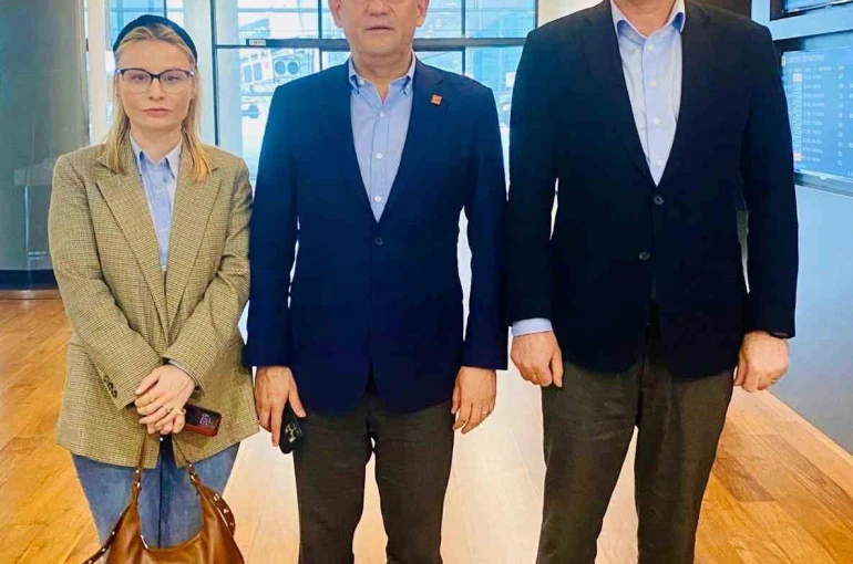 CHP Genel Başkanı Özel Ortaklar çöp şişini es geçmedi 