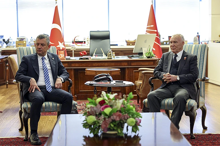 CHP Genel Başkanı Özel, şehit ve gazi dernek temsilcileriyle bir araya geldi