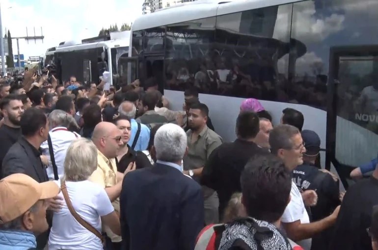 CHP İstanbul İl Başkanlığı önündeki kalabalık, polis otobüsüne saldırdı