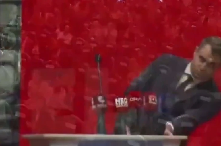 CHP İzmir’de tek aday Çağatay Güç, kürsüde bayıldı