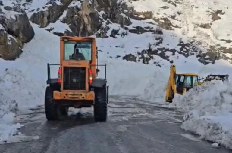 Çığın düştüğü Şırnak-Hakkari yolu ulaşıma açıldı 