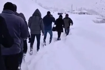 Çığla kapanan yolda mahsur kalan 100 kişi köyde misafir edildi 