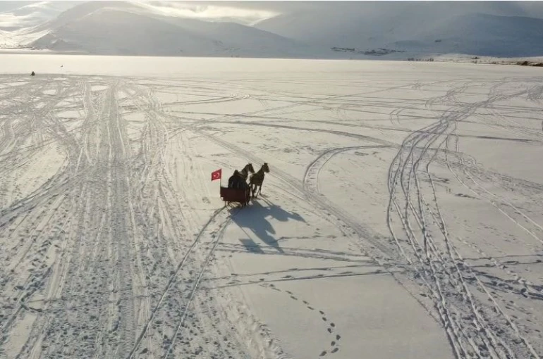 Çıldır Gölü’nde atlı kızak heyecanı başladı