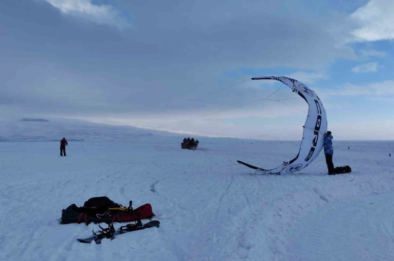 Çıldır Gölü’nde paraşütle uçma heyecanı yaşandı