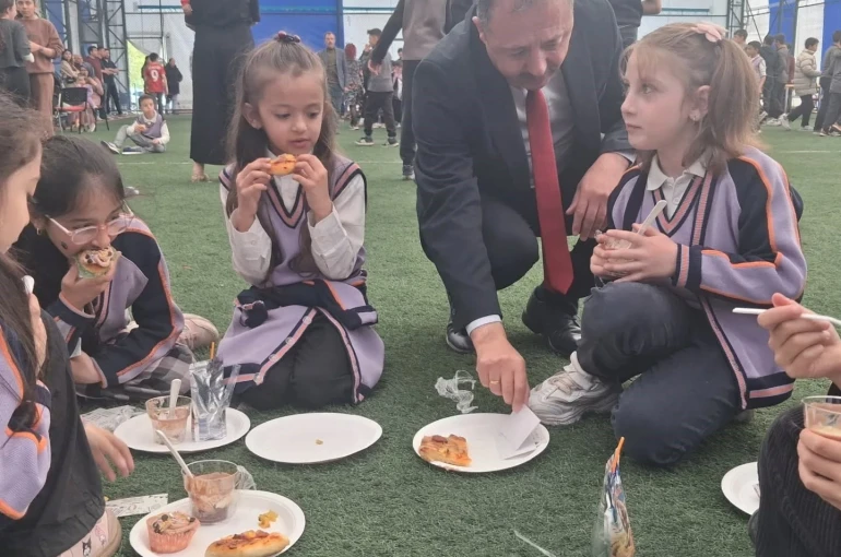 Çıldır’da "Yıl Sonu Tatlı Şenliği" düzenlendi 