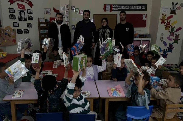 Cilo Dağı eteklerindeki okula zeka oyunu seti ile kırtasiye malzemesi hediye edildi 