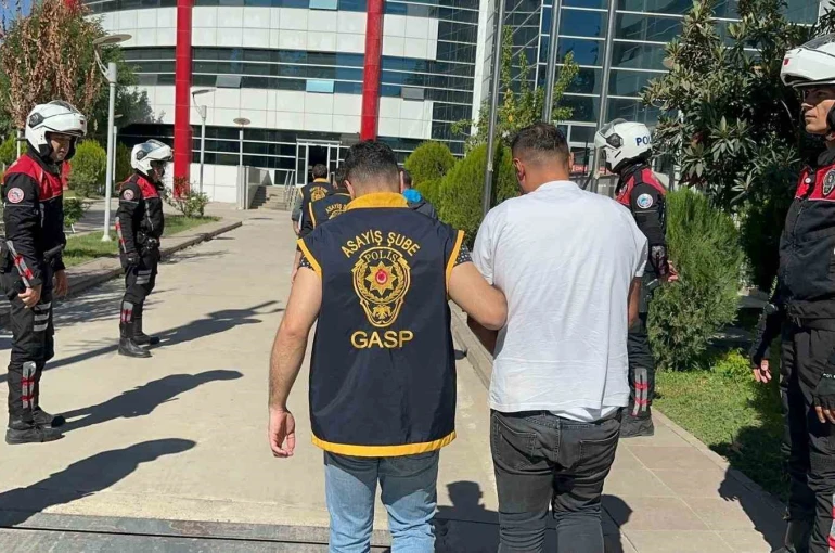 Cinayet davası esnasında silahla adliye önüne gelen 3 şahıs yakalandı 