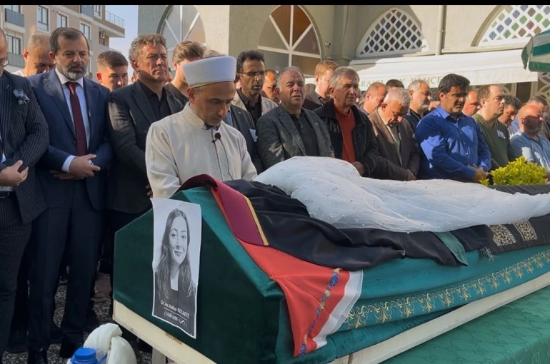 Cinayet kurbanı avukat Hatice Kocaefe duvağıyla son yolculuğuna uğurlandı 
