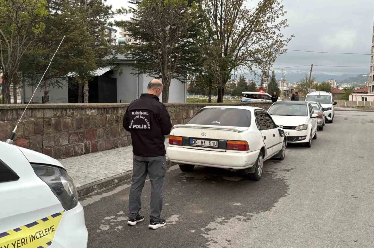 Cinayet şüphelilerinin kaçtıkları otomobil ikametlerinin yakınında bulundu 