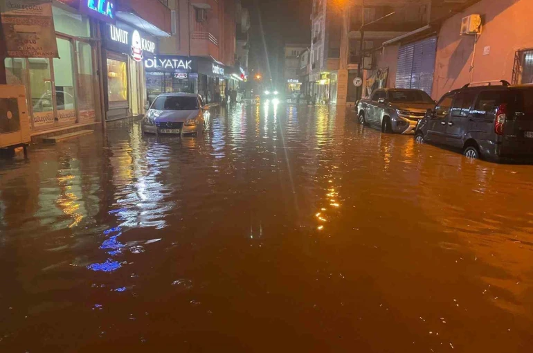 Çine’de sağanak etkili oldu, yollar göle döndü 
