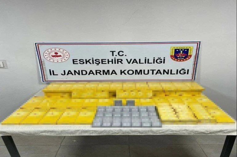 Cinsel ürünler, sigara ve tabancaları kaçak olarak satmayı planlayan şahısları jandarma yakaladı 