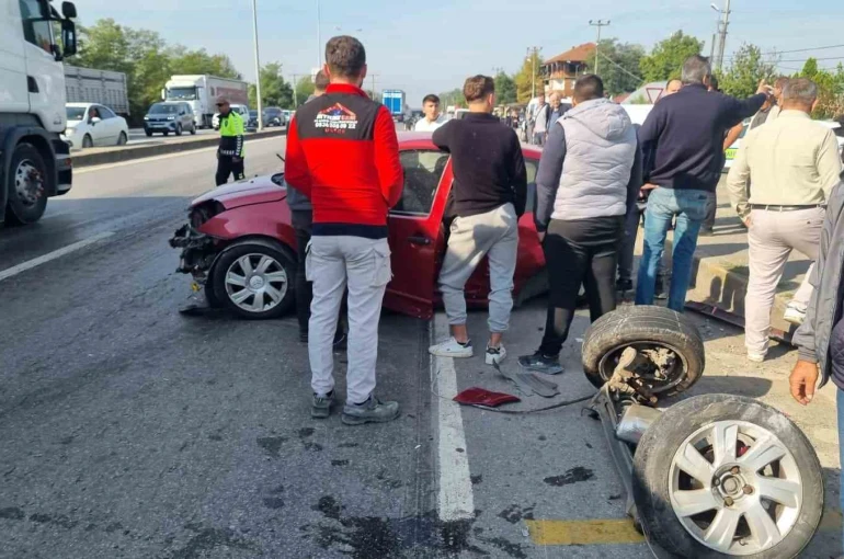 Cip ile çarpışan otomobilin arka tekerlekleri yola fırladı: 2 yaralı