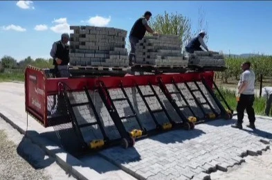Çivril Belediyesi envanterine parke taşı serme makinesiyle genişletti 
