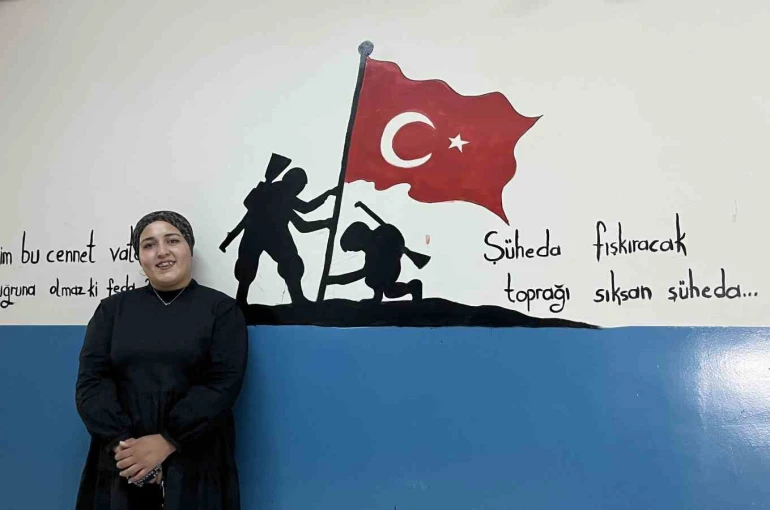 Çizdiği resimler ile okul duvarlarına estetik bir görünüm kazandırıyor