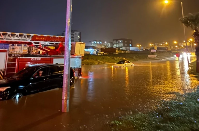 Cizre’de araçlarda mahsur kalan 3 kişiyi itfaiye ekipleri kurtardı 