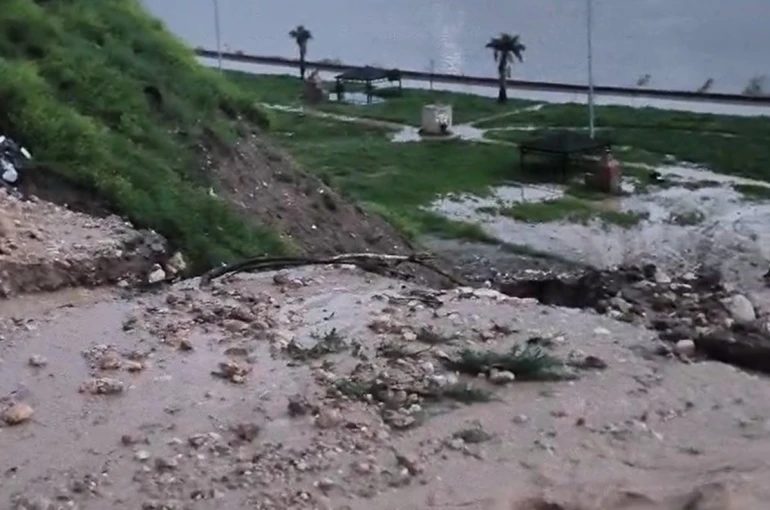 Cizre’de heyelan yolu kapattı, çok sayıda araç ve vatandaş mahsur kaldı 