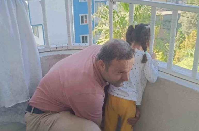 Cizre’de kafası demir korkuluğuna sıkışan çocuğu itfaiye ekipleri kurtardı