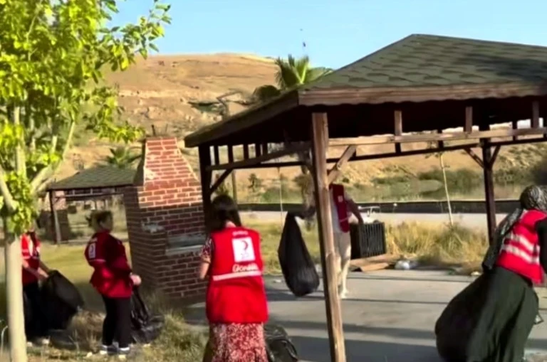 Cizre’de Kızılay gönüllülerinden çevre temizliği seferberliği