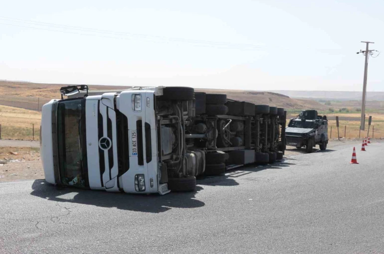 Cizre’de virajı alamayan tır devrildi, sürücü yaralandı 