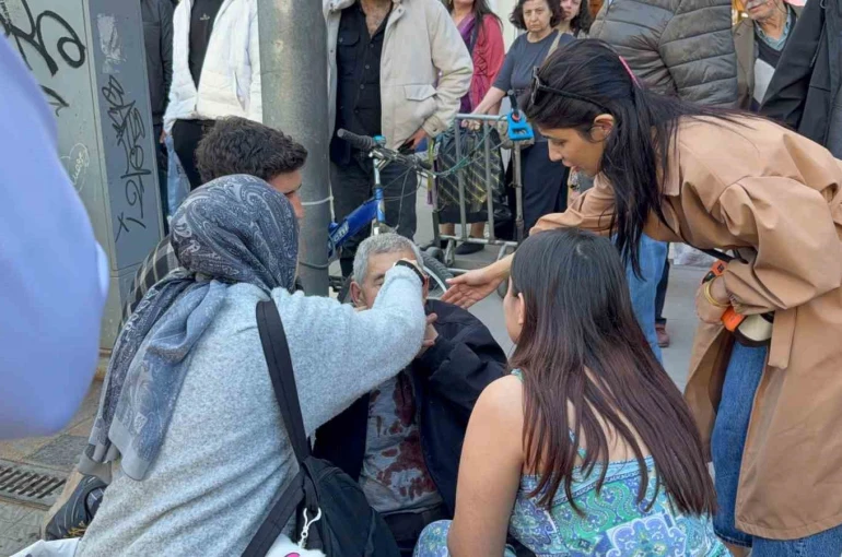 Çocuğun attığı yumrukla yaşlı adam kanlar içinde yere yığıldı 