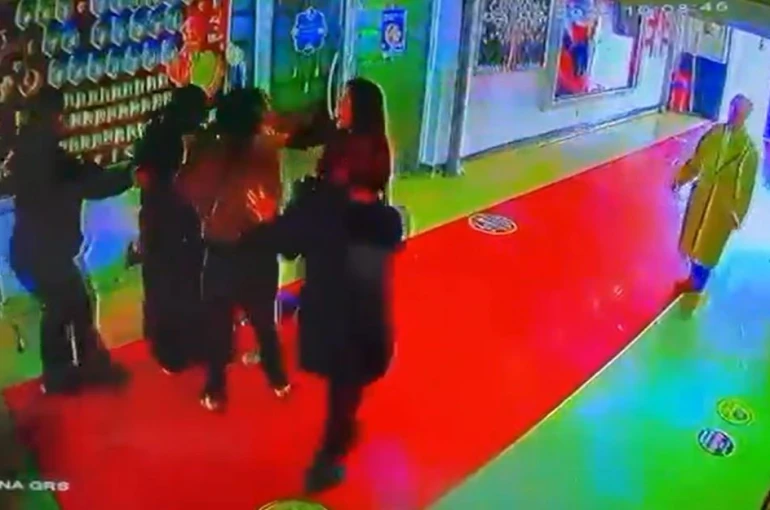 Çocuğunu müdüre şikayet eden veliye böyle saldırdı 