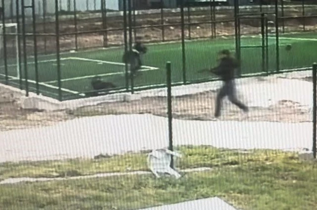 Çocuk parkında silahlı dehşet: Ateş açarak koştu 
