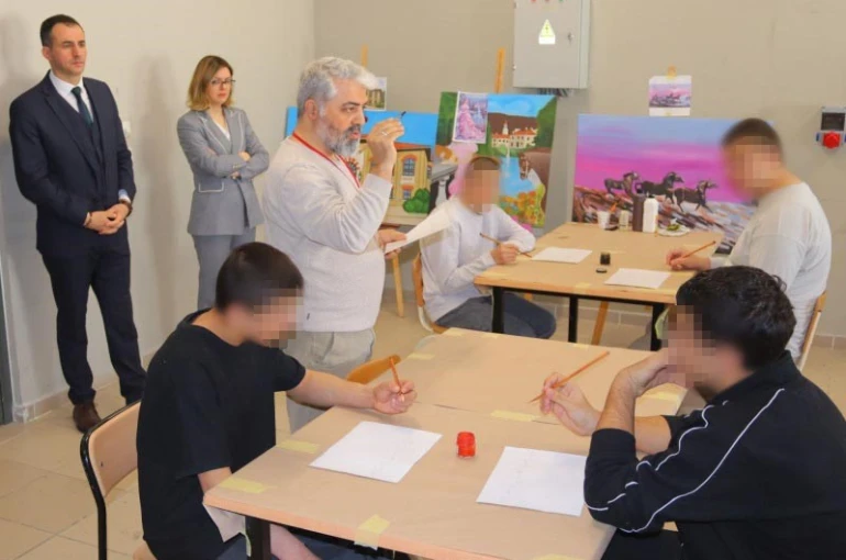 Çocuk ve genç mahkumlara hat sanatı süsleme çalışmaları tanıtıldı 