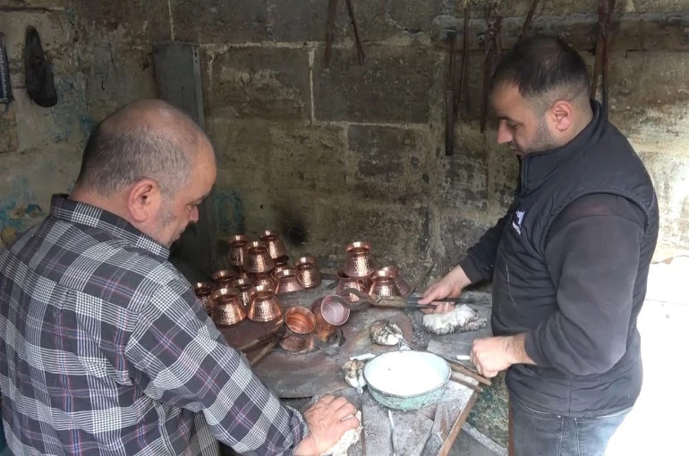 Çocuk yaşta başladığı kalaycılığı 50 yıldır sürdürüyor 