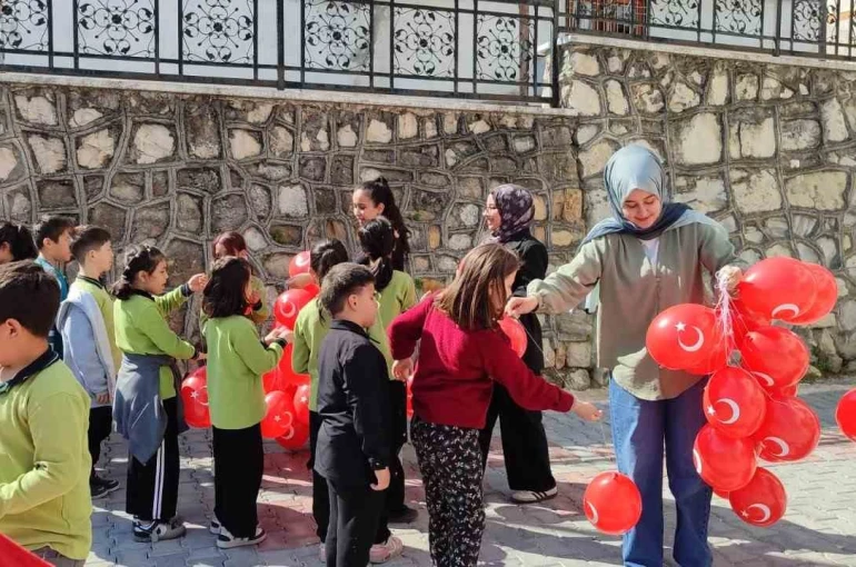Çocuklar 23 Nisan’ı geleneksel oyunlarla kutladı 