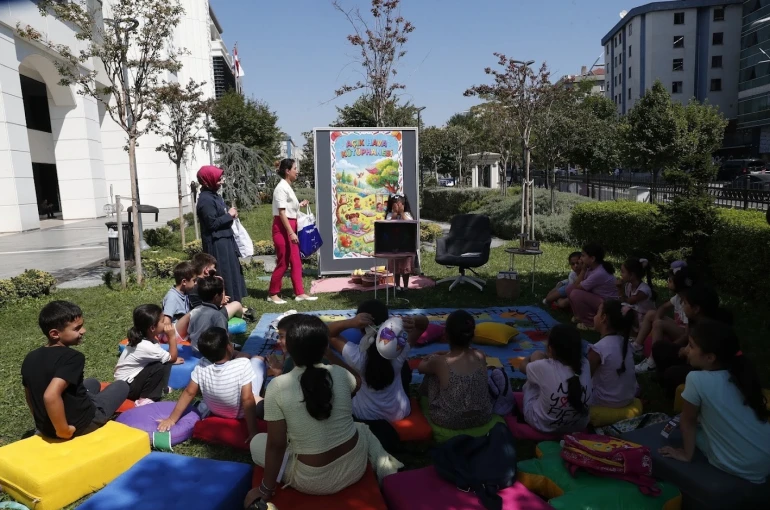 Çocuklar, Açık Hava Kütüphanesi’nde kitap okuma alışkanlığı kazanıyorlar