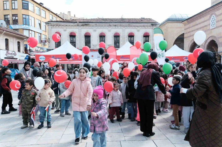 Çocuklar Filistin için yazdıkları mektupları balonlarla gökyüzüne bıraktı 
