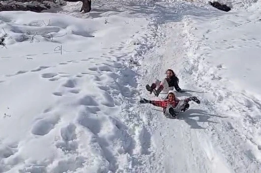 Çocuklar karın keyfini tepsi ve bidonlarla çıkardı 