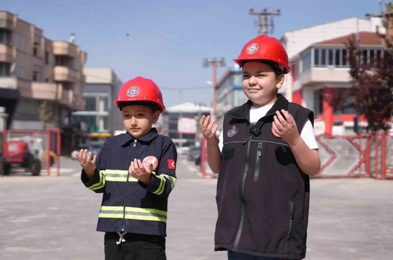 Çocukların itfaiyeci olma hayalleri gerçek oldu 