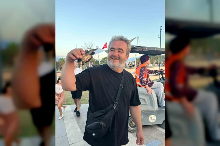 Çocukların ’Kahraman ağabeyi’ boğazına çuval dolaşan kaplumbağayı ölümden kurtardı